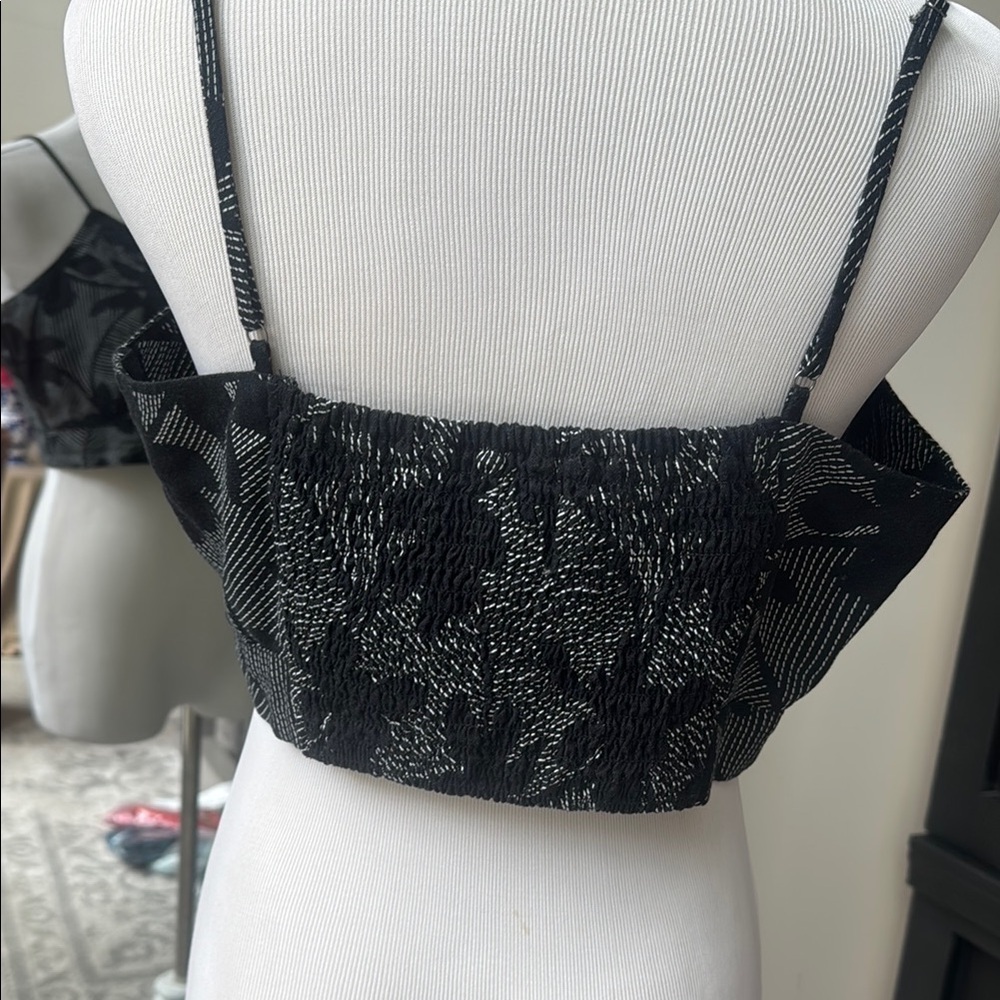 Universal Thread Black and white Linen Blend Floral Crop Top Size Medium - Picture 2 of 3